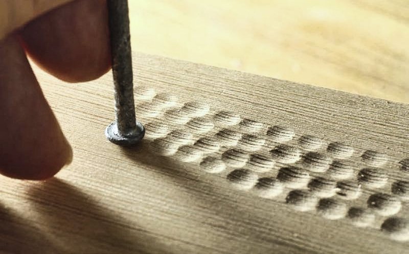 12 способов нанести текстуру на древесину подручными инструментами