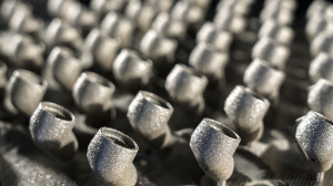 Неупорядоченная атомная структура аморфных металлов позволяет создавать более качественные детали на 3D-принтере