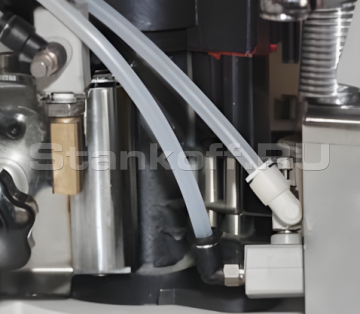 Система нанесения жидкости для очистки от клея