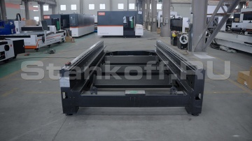 Тяжелая станина из листовой стали и труб