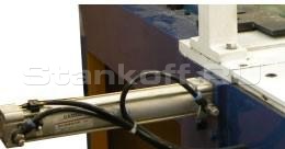 Дополнительный пневмоцилиндр прижима коротких ламелей в зоне прессования