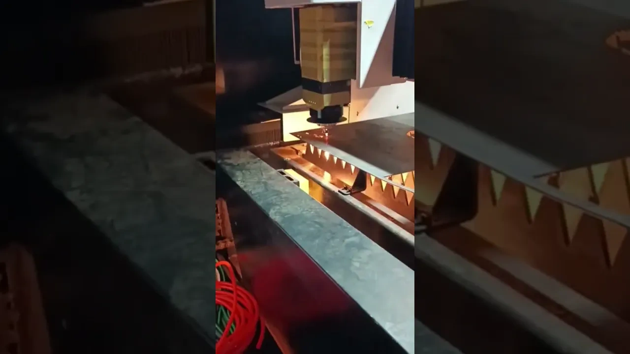 Резка стали на высокомощном лазерном станке в защитной кабине XTC-1560GP/12000 Raycus