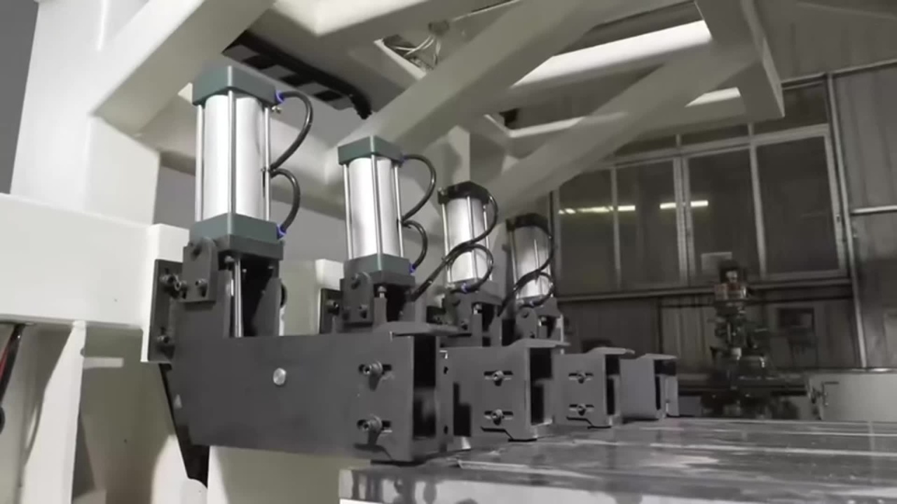 Раскрой заготовок сложной формы и сверление на фрезерно-раскроечном станке