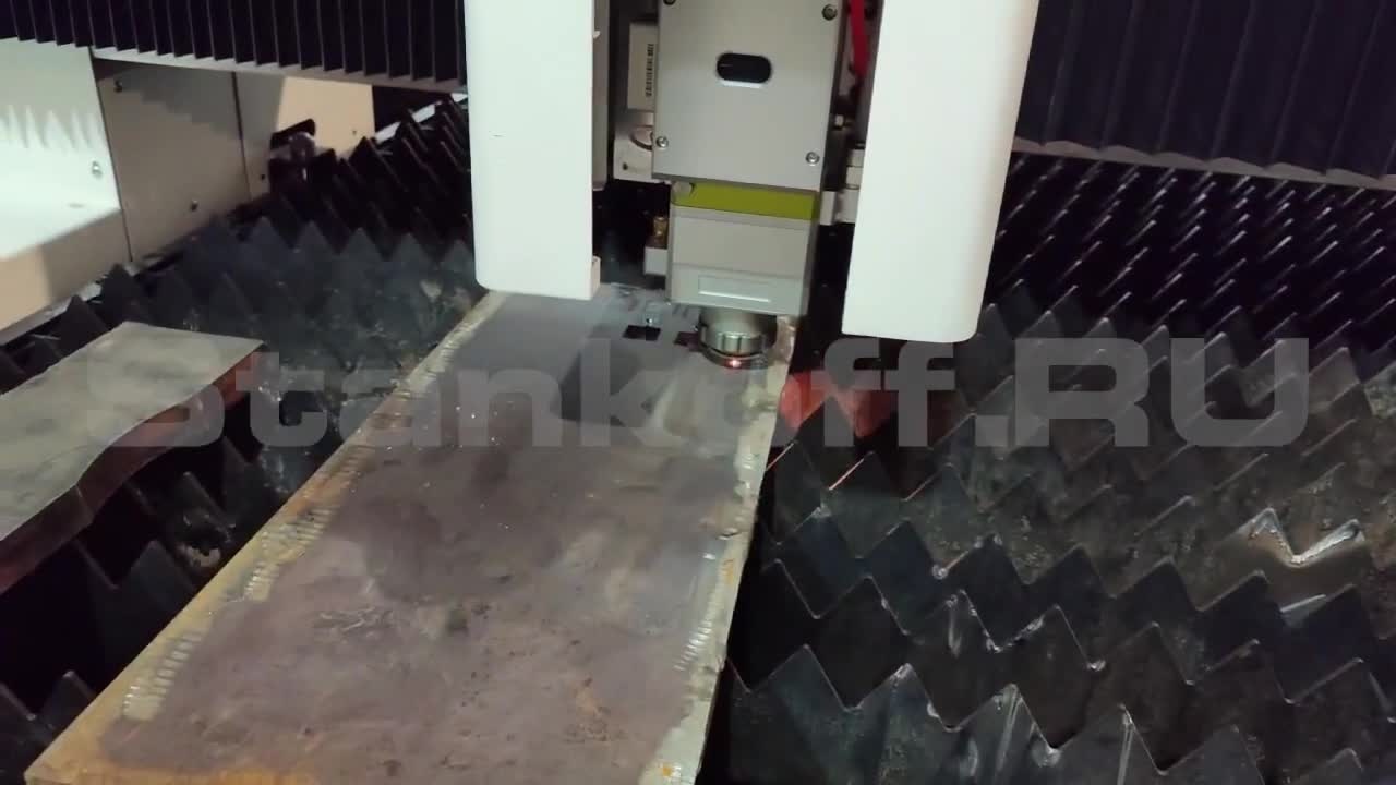Резка металла на лазерном станке XTC-1530H/3000 Raycus во время ПНР в Казани