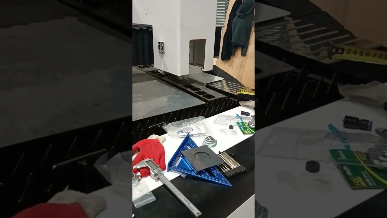 Резка металла на оптоволоконном лазерном станке для резки листов и труб XTC-1530HT/3000 Raycus
