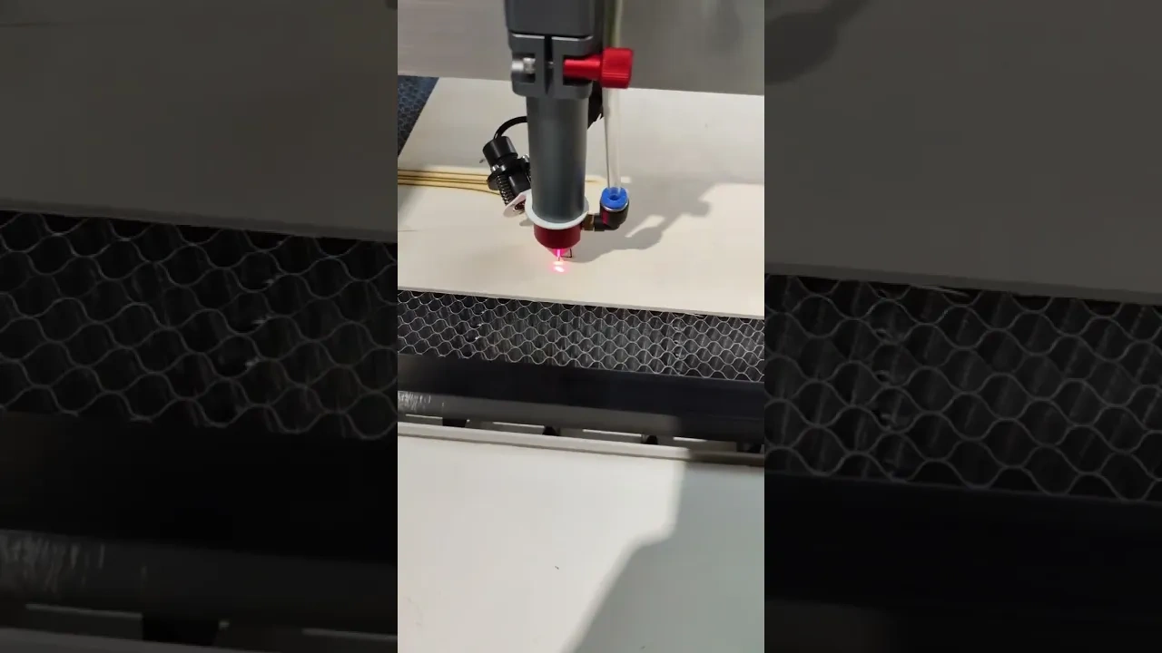 Резка 4 мм фанеры на лазерно-гравировальной машине с ЧПУ LM 9060 PRO 100W