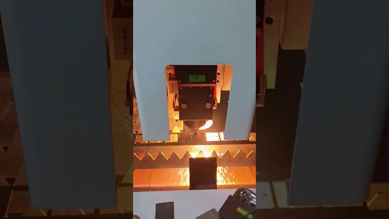 Резка металла на оптоволоконном лазерном станке XTC-1530H/6000 Raycus во время ПНР