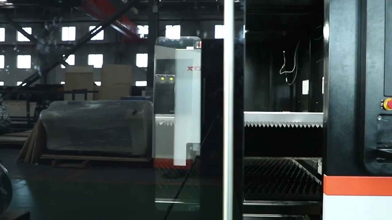 Оптоволоконный лазерный станок для резки металла XTC-F1530G