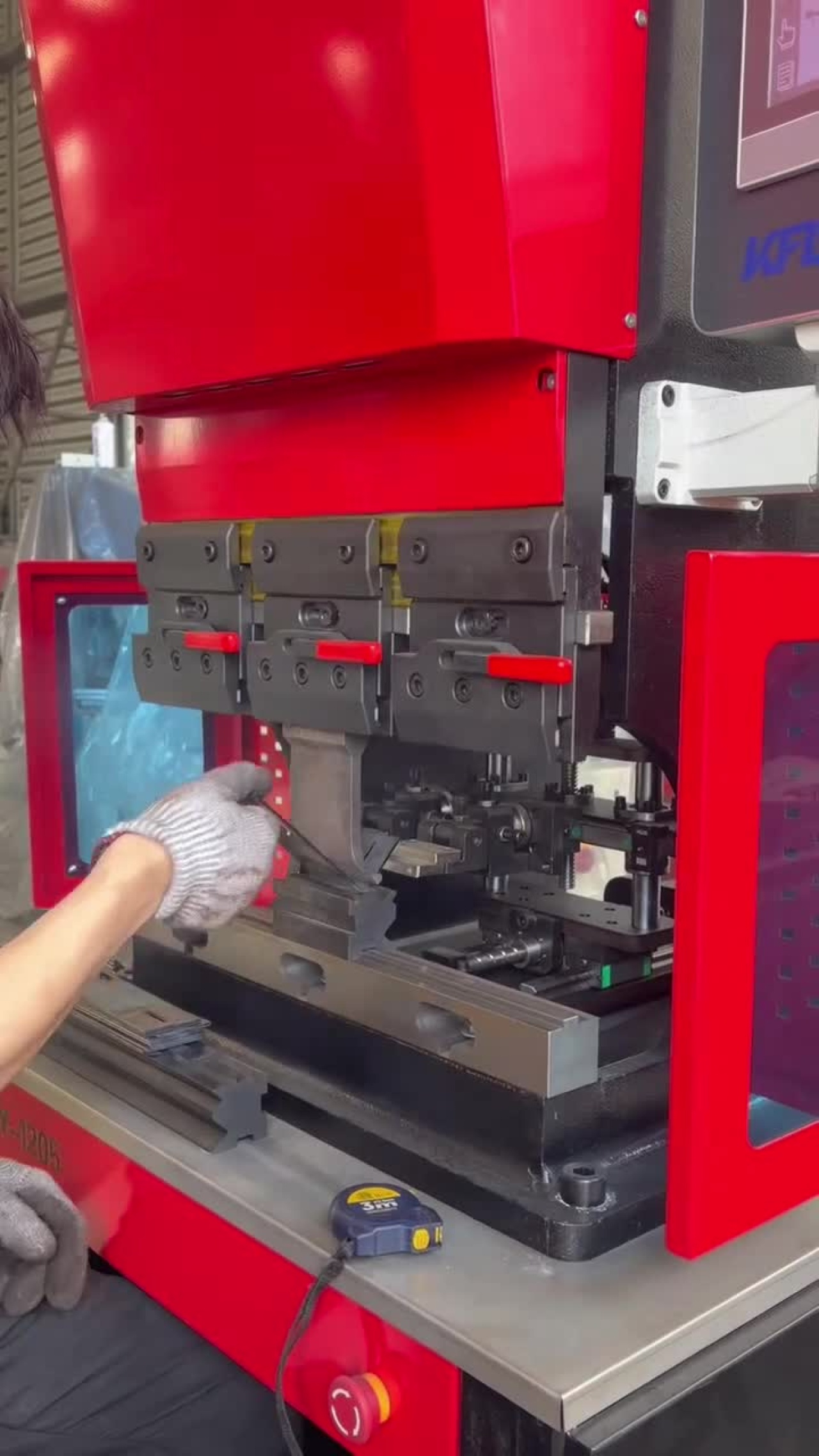 Гибка листа на мини листогибочном электрическом прессе HY-840