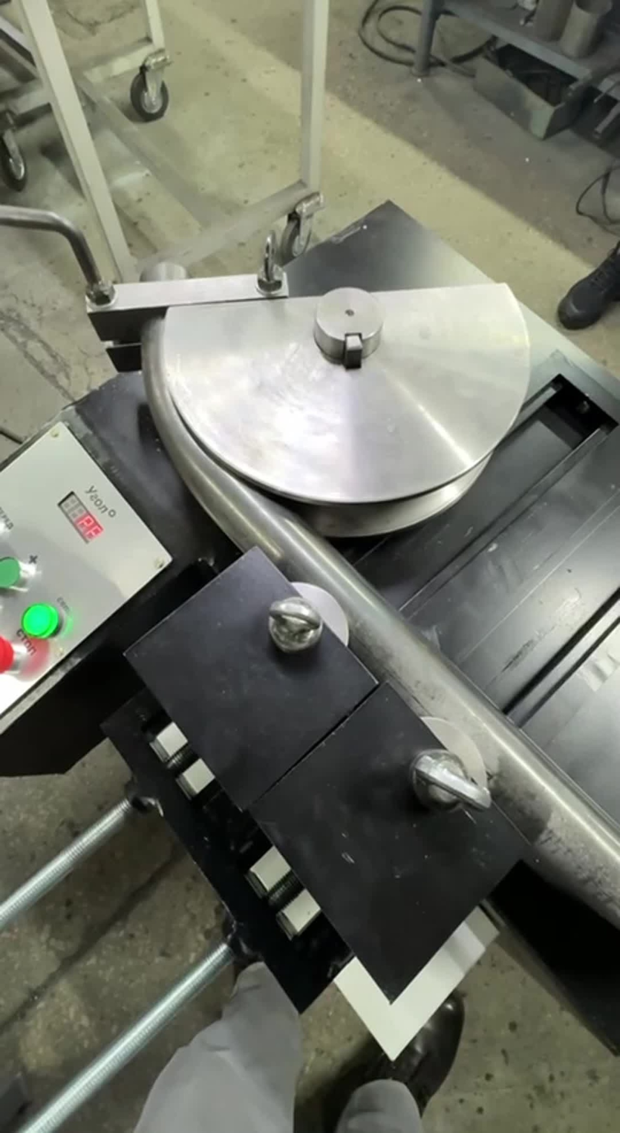 Демонстрация гибки трубы на электромеханическом трубогибе