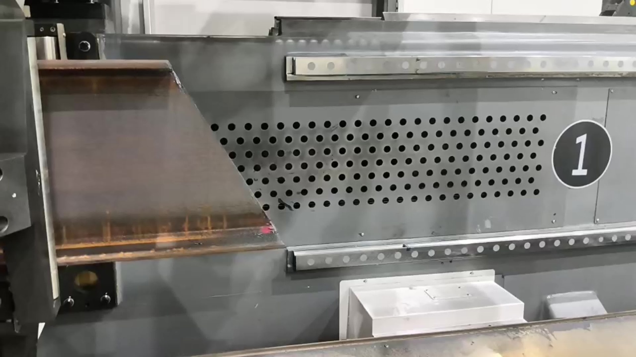 Резка труб на лазерном станке TS1212-3C