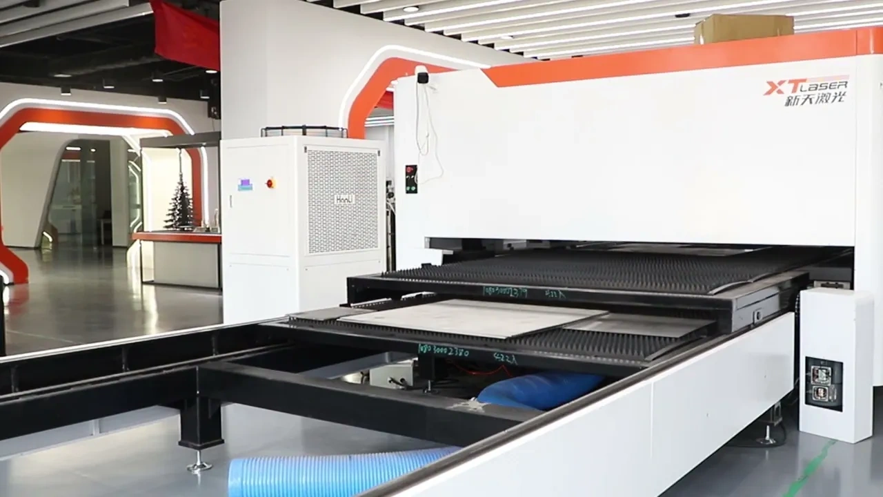 Демонстрация оптоволоконного лазерного станка XTLASER со сменным столом