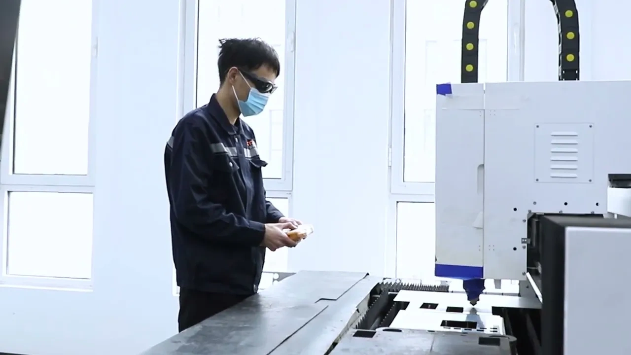 Резка металла на оптоволоконном лазерном станке XTC-1530H v2.0