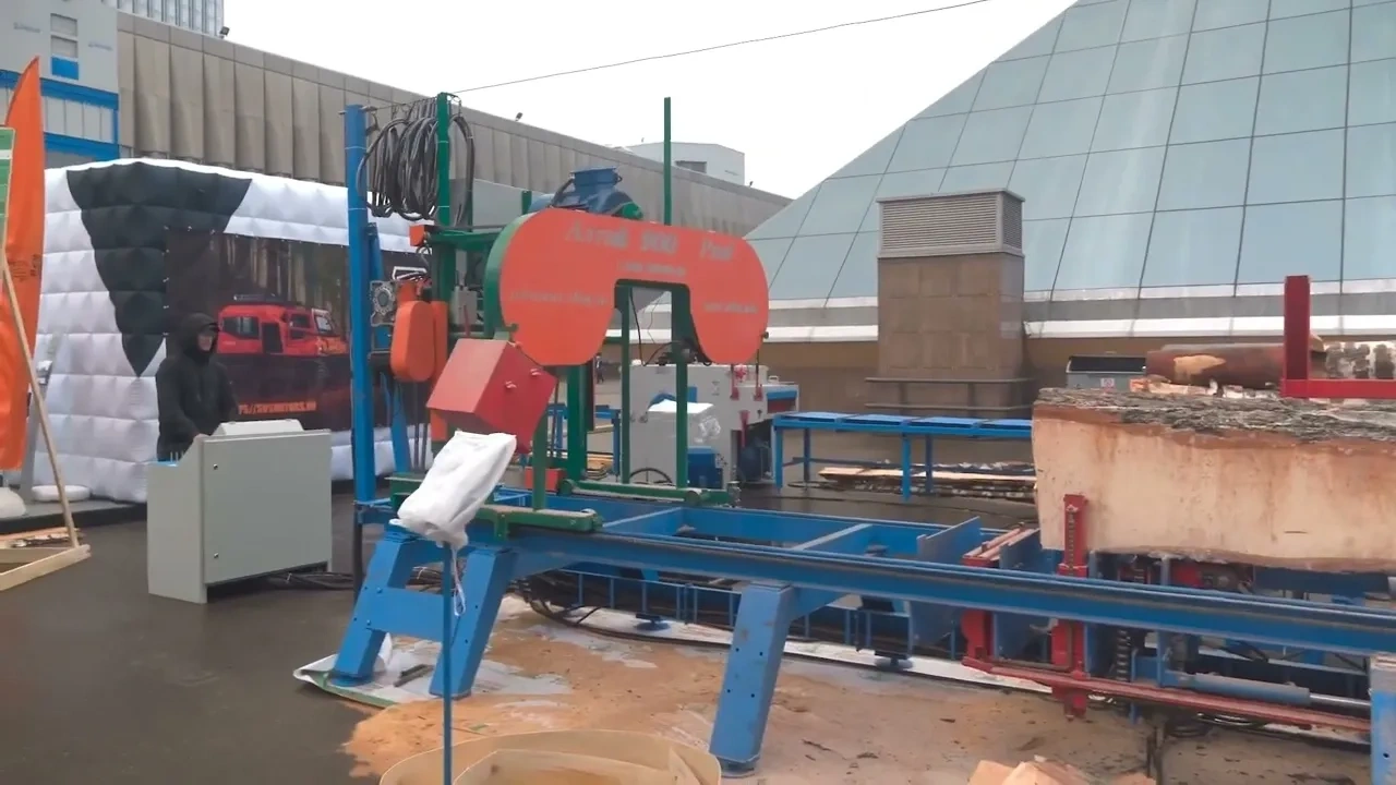 Ленточная пилорама с гидравлической системой оперирования бревном