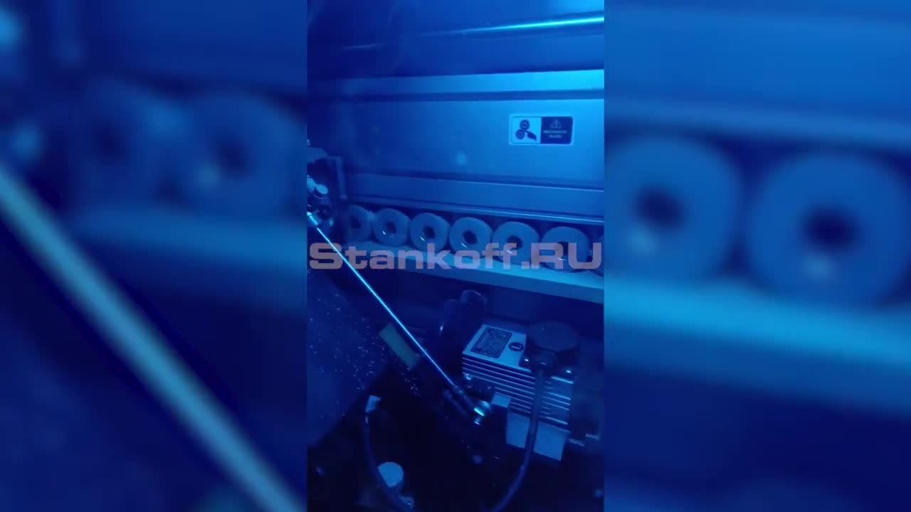 Автоматический кромкооблицовочный станок Sicar EB-220 в работе