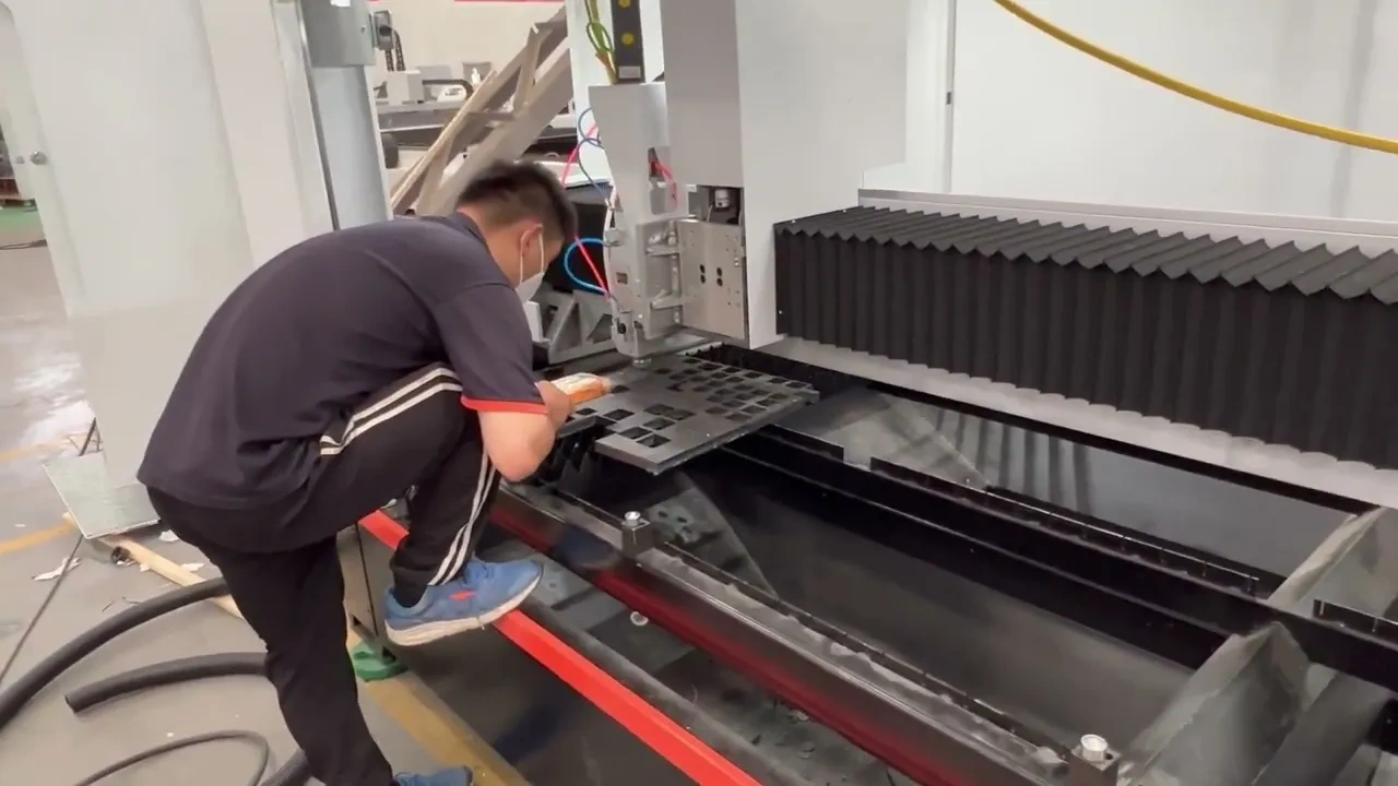 Оптоволоконный лазерный станок закрытого типа для резки металла XT-H1530A