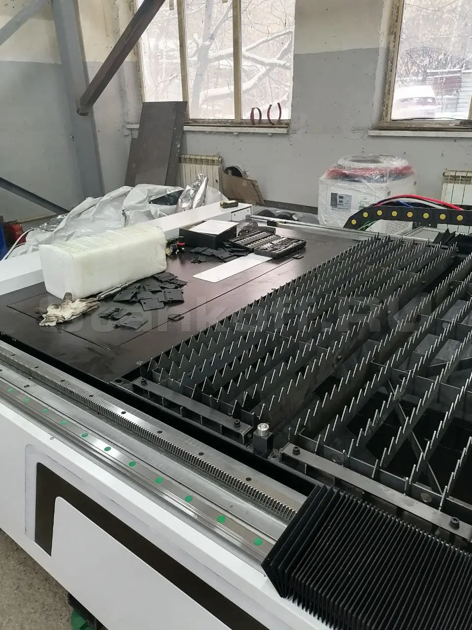 Поставка и запуск оптоволоконного лазерного станка для резки металла XTC-1530H/2000 Raycus в Набережных-Челнах