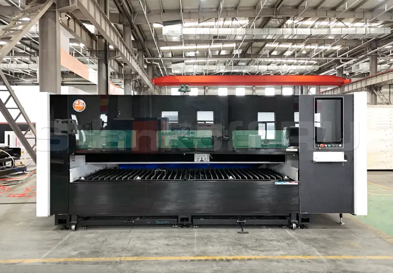 Оптоволоконный лазерный станок в защитной кабине XTC-1530A/3000 Raycus