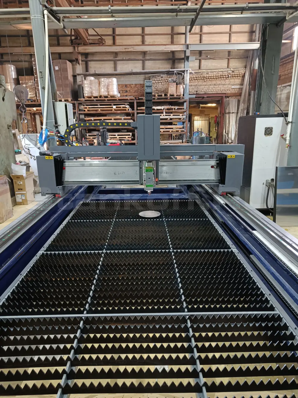 Пусконаладка оптоволоконного лазера по металлу со сменным столом STL-1530EP/4000 Raycus в Кирове