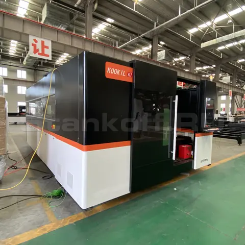 Оптоволоконный лазерный станок в защитной кабине XTC-G2040 Pro