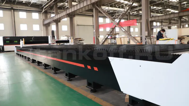 Широкоформатный оптоволоконный лазер для резки металла XTC-30120W/6000 Raycus
