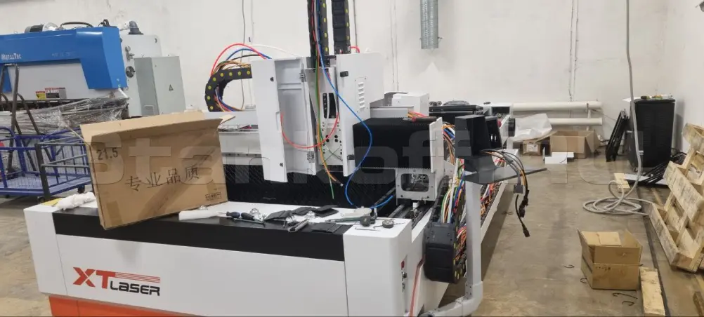 Оптоволоконный лазерный станок по металлу XTC-1530H/1500 Raycus