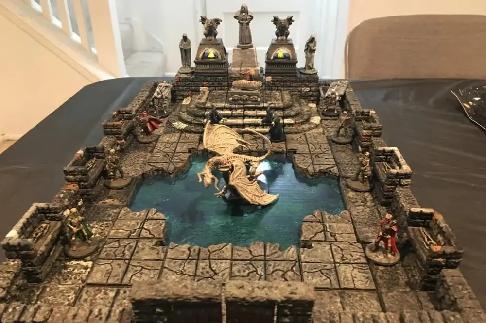 Модули местности DragonLock легко соединяются друг с другом.