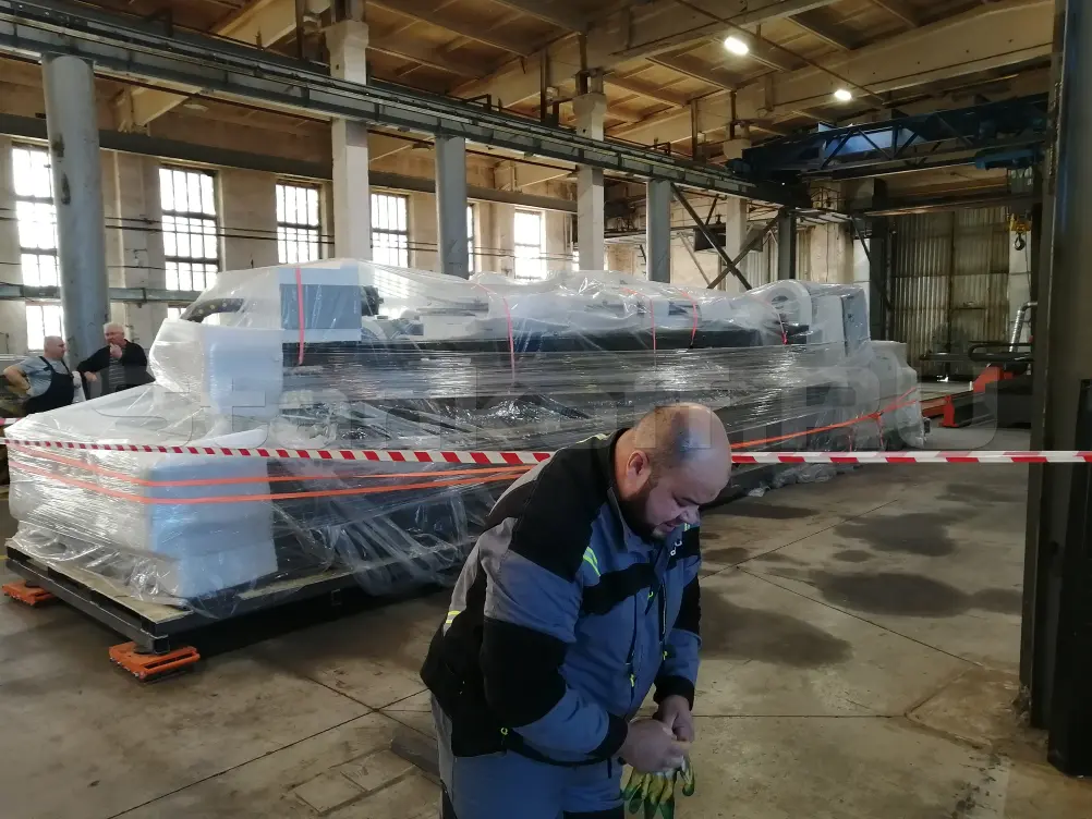 Поставка и запуск оптоволоконного лазера с труборезным механизмом LF6015CR/3000 IPG в Курганской области