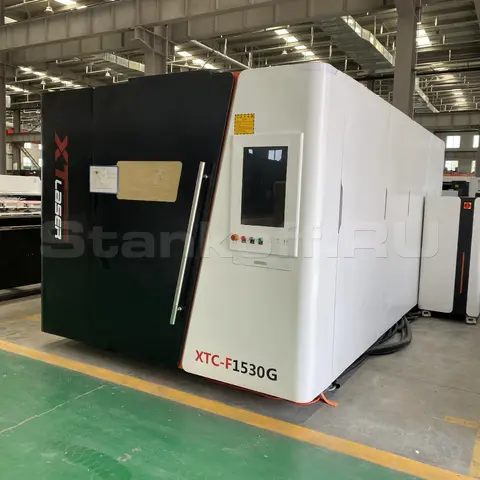 Оптоволоконный лазерный станок в защитной кабине XTС-F1530G