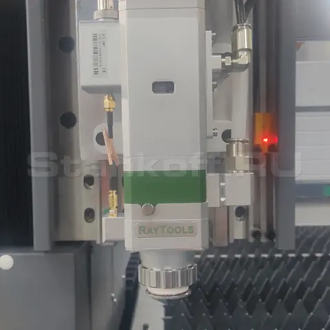 Поставка и запуск оптоволоконного лазерного станка для резки металла  STL-1545FP/1500 Raycus в Казани