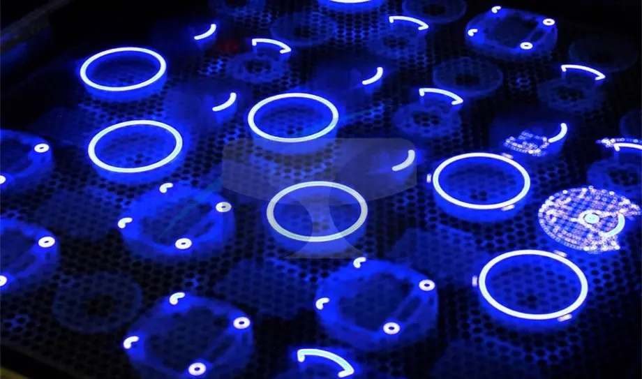 Слой с деталями печатается на 3D-принтере SLA компании 3D Systems, изобретателя системы стереолитографии.