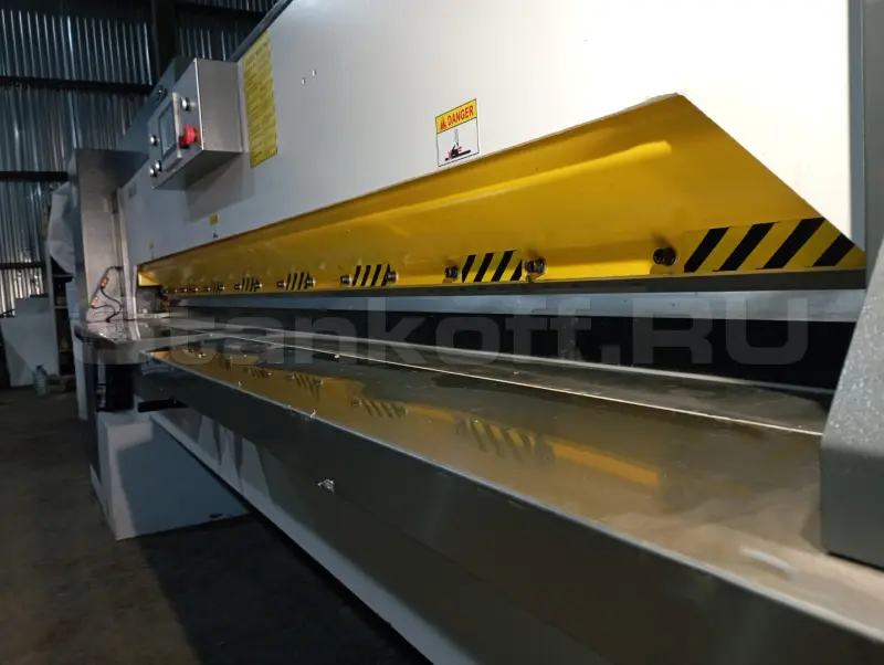 Гидравлическая гильотина для шпона MDQ310