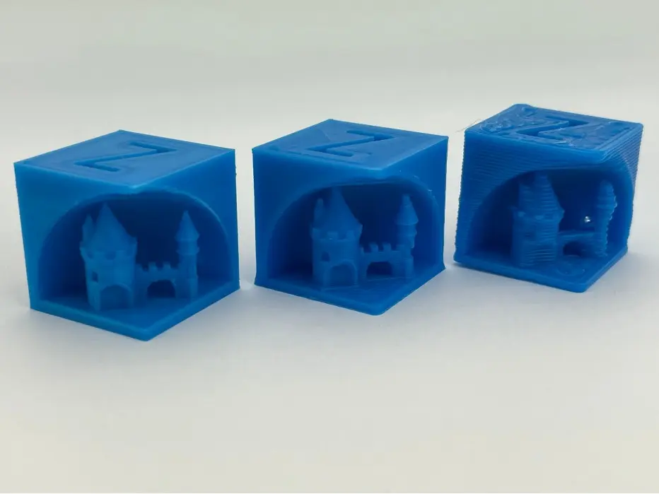 Эти 3D-печатные кубики показывают, как скорость печати влияет на качество деталей. Слева направо: 20-миллиметровые кубики были напечатаны с использованием сопел диаметром 0,2, 0,4 и 1,0 мм соответственно; высота слоя равна 50% диаметра отверстия каждого сопла. Время изготовления составило 2 ч. 13 мин, 37 мин и 8 мин соответственно.