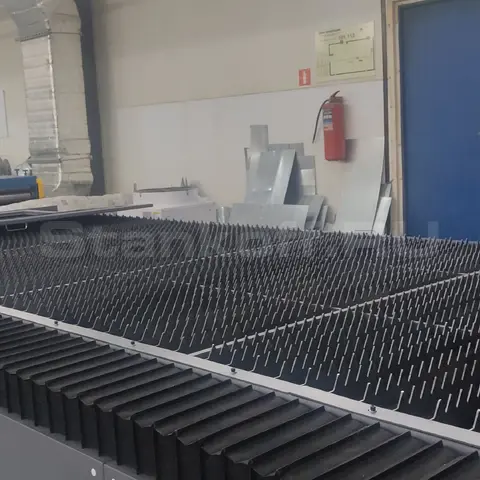 Поставка и запуск оптоволоконного лазерного станка для резки металла  STL-1545FP/1500 Raycus в Казани