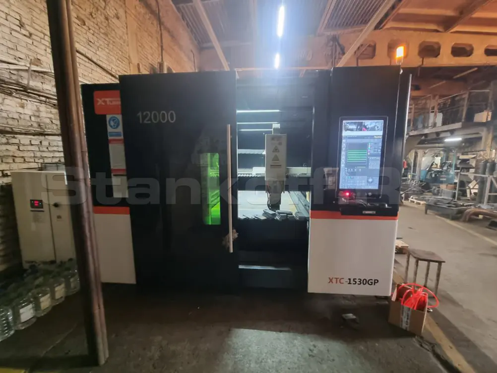 Высокомощный оптоволоконный лазерный станок в защитной кабине XTC-1530GP/12000 Raycus