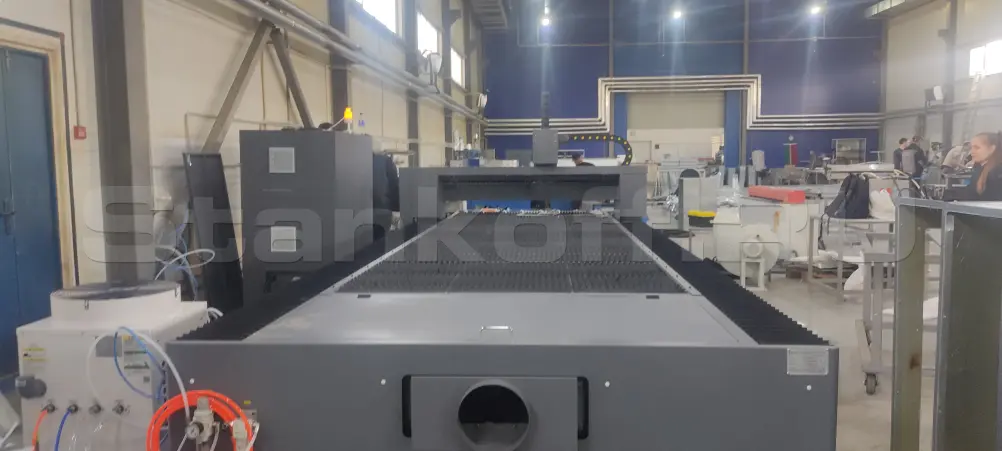 Поставка и запуск оптоволоконного лазерного станка для резки металла  STL-1545FP/1500 Raycus в Казани