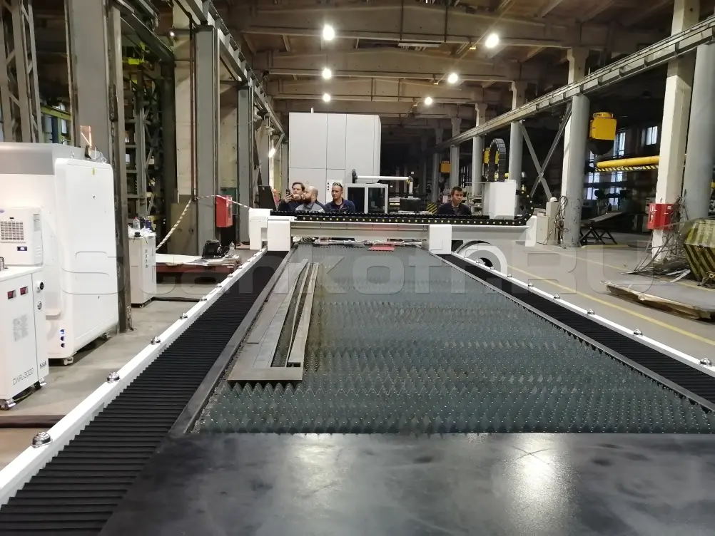 Поставка и запуск оптоволоконного лазера с труборезным механизмом LF6015CR/3000 IPG в Курганской области