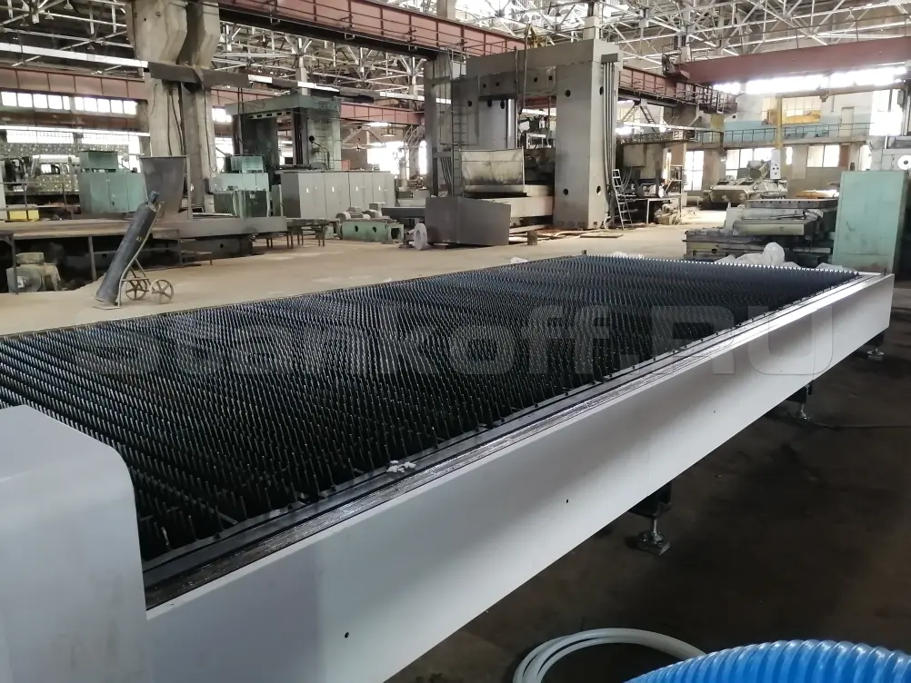 Пусконаладка оптоволоконного лазерного станка с защитной кабиной XTC-2560GP/12000 Raycus в Армении