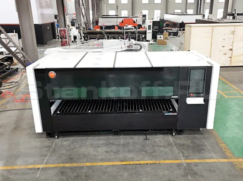 Оптоволоконный лазерный станок в защитной кабине XTC-1530A/3000 Raycus