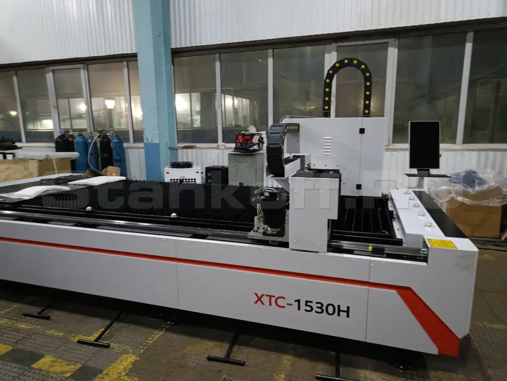 Оптоволоконный лазерный станок по металлу XTC-1530H/1500 Raycus