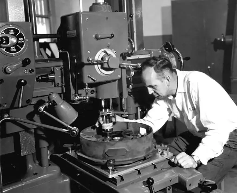Рабочий за швейцарским координатно-расточным станком 1959 г.