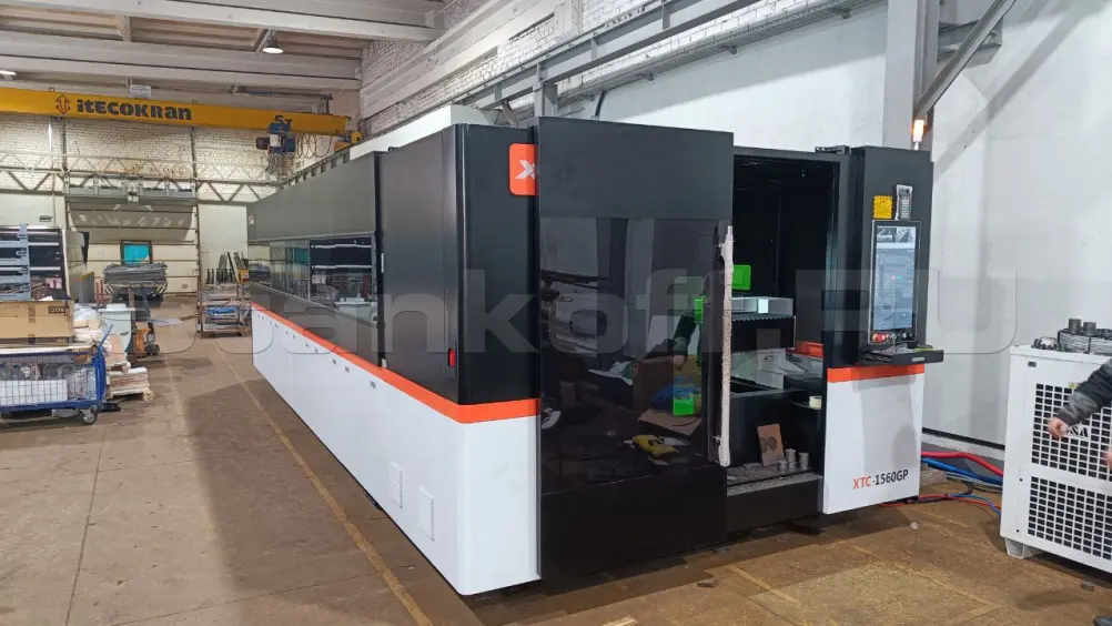 Высокомощный оптоволоконный лазерный станок в защитной кабине XTC-1560GP/12000 Raycus