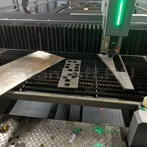 Пусконаладка оптоволоконного лазера в защитной кабине STL-2060G/6000 Raycus в Магнитогорске