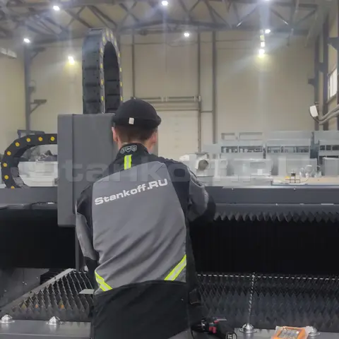 Поставка и запуск оптоволоконного лазерного станка для резки металла  STL-1545FP/1500 Raycus в Казани