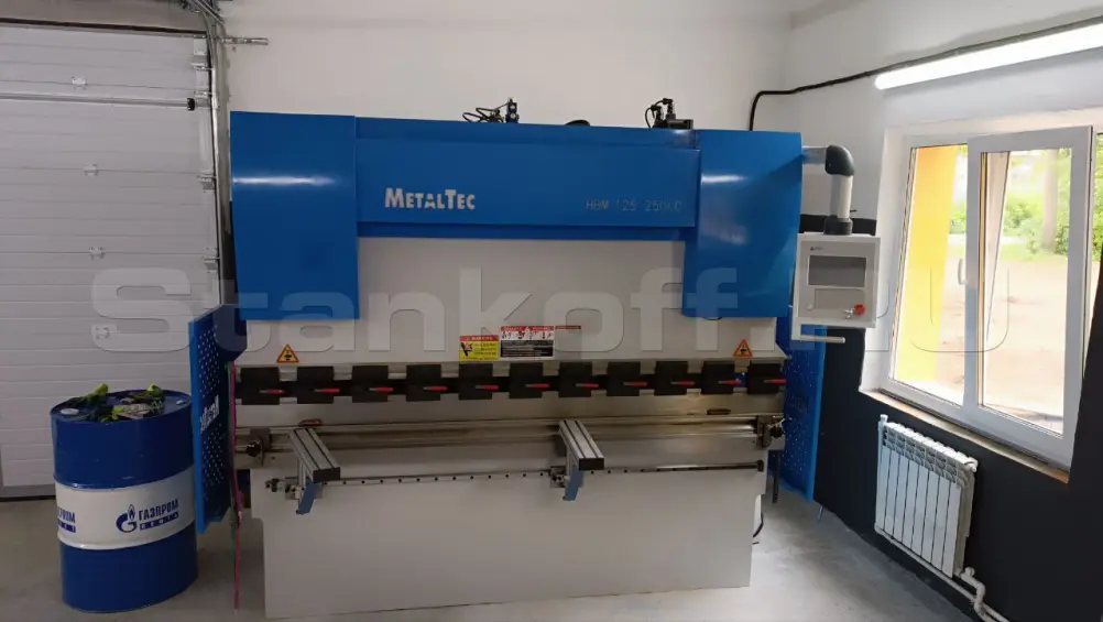 Листогибочный 2-осевой гидравлический пресс HBM 125/2500С TP10S