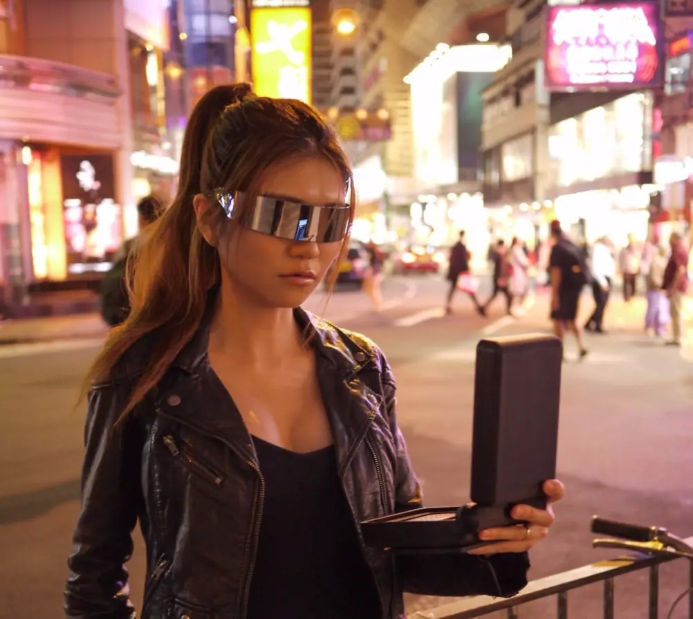Наоми Ву также известная как Sexy Cyborg — мастер по DIY проектам и видеоблогер из Китая