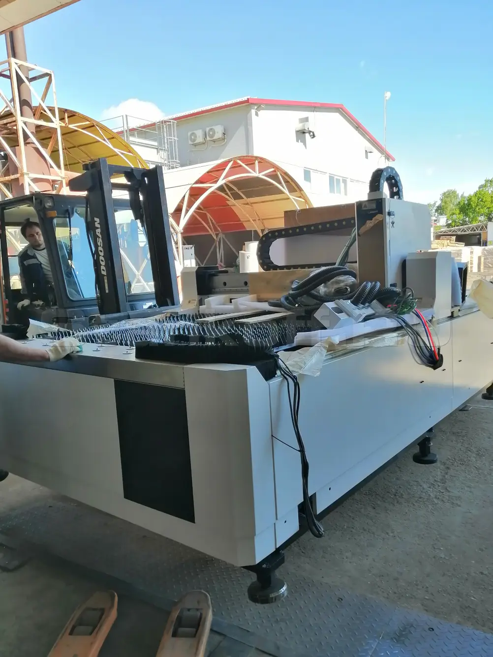 Пусконаладка оптоволоконного станка лазерной резки металла XTC-1530W/1500 IPG в Подольске