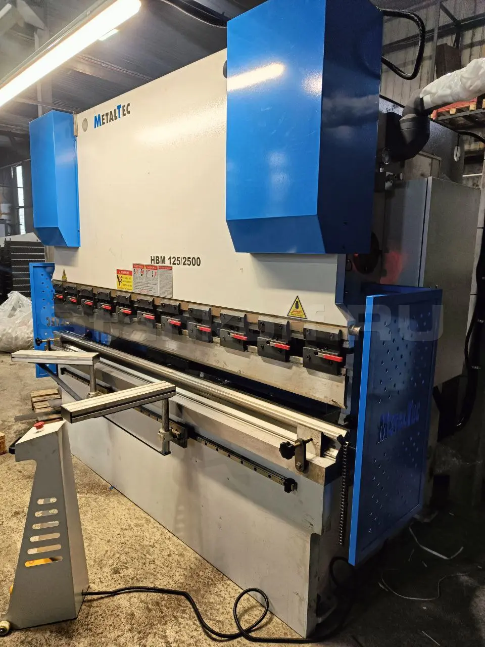 Пусконаладка гидравлического листогибочного пресса MetalTec HBM 125/2500 E22 в Санкт-Петербурге