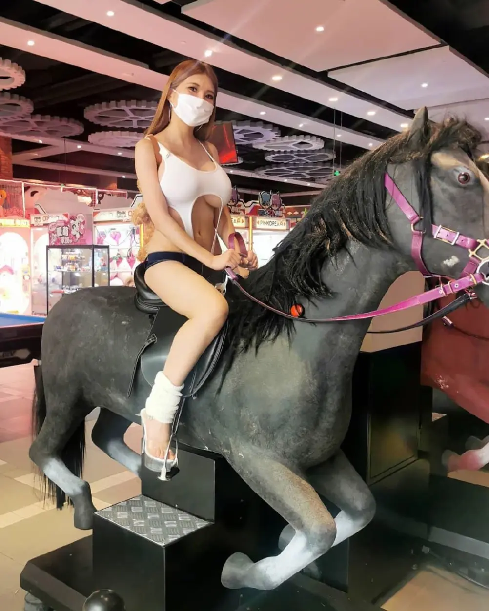 Наоми Ву также известная как Sexy Cyborg — мастер по DIY проектам и видеоблогер из Китая