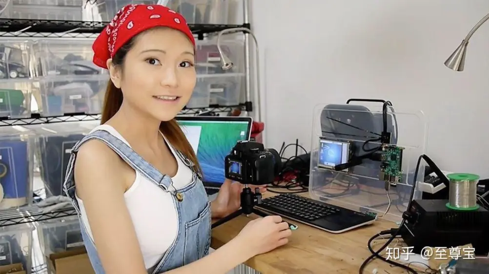 Наоми демонстрирует, как настроить Raspberry Pi 2 